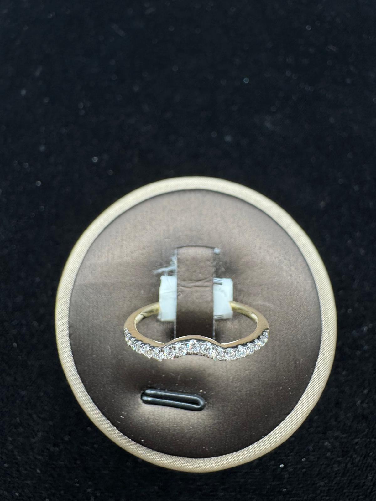 14KT Yellow Gold 0.20CT Diamond Band.