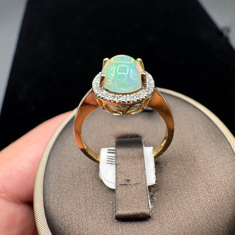 14K YELLOW GOLD 0.12 CT DIAMOND OPAL STONE RING.